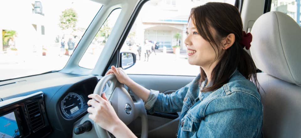 運転する女性